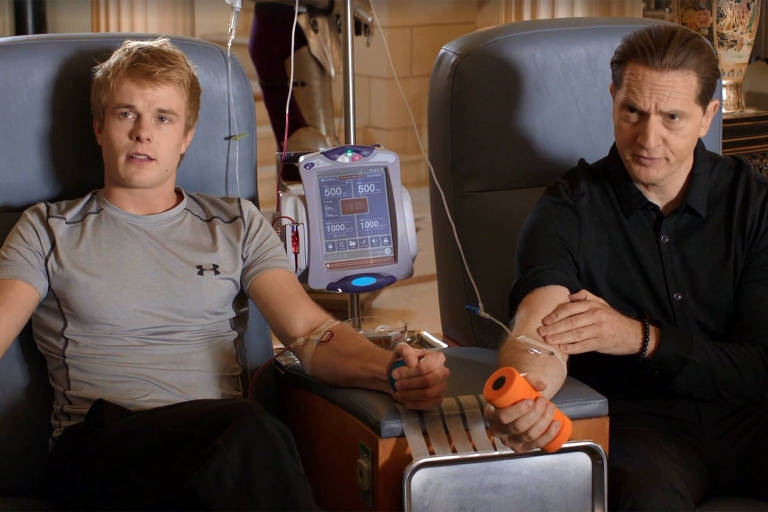 Transfusão de sangue durante reunião na série "Silicon Valley"
