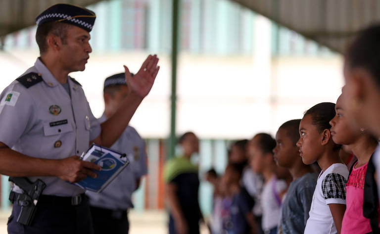 As escolas cívico-militares devem continuar? SIM