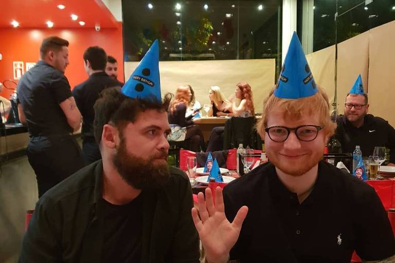 Ed Sheeran comemora aniversário de 28 anos em pizzaria de Porto Alegre