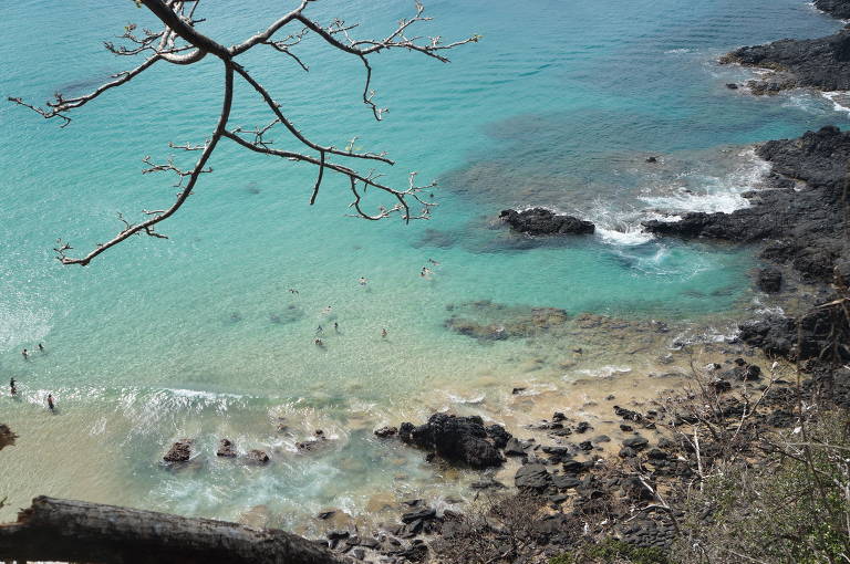 Ministro contraria órgão ambiental e promete voo noturno e pesca de sardinha em Noronha