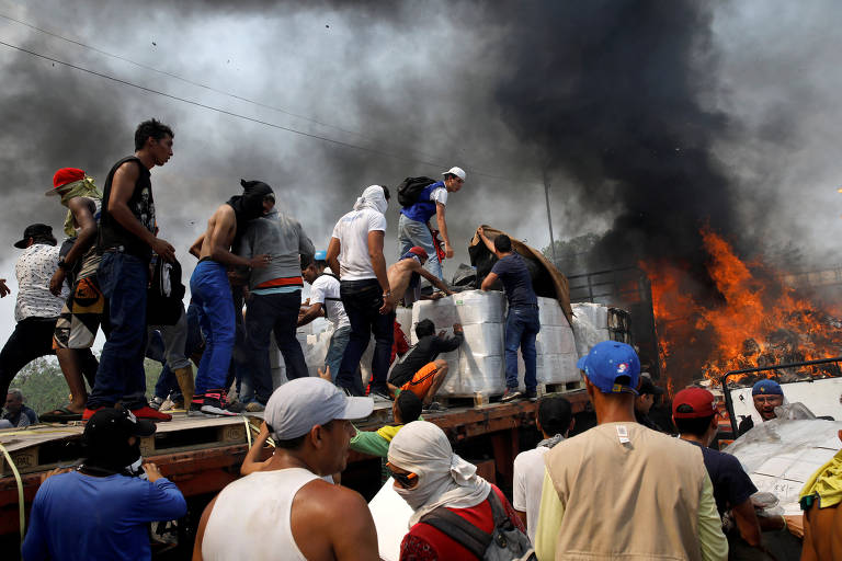 Caminhões com mantimentos são queimados na fronteira da Venezuela