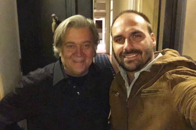 Steve Bannon e Eduardo Bolsonaro durante encontro na Flórida