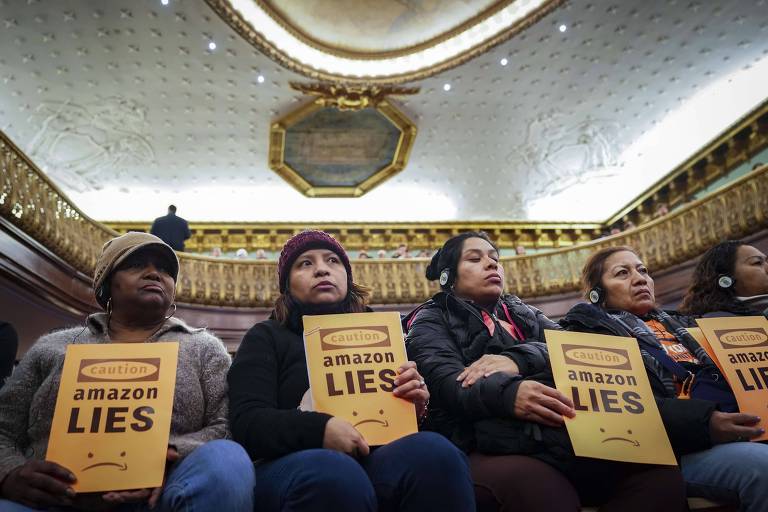 Na prefeitura de NY, manifestantes protestam contra a instalação de escritórios da Amazon 