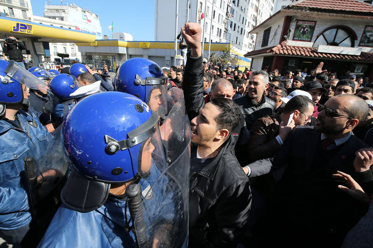 Milhares de argelinos voltam às ruas para protestar contra presidente Bouteflika