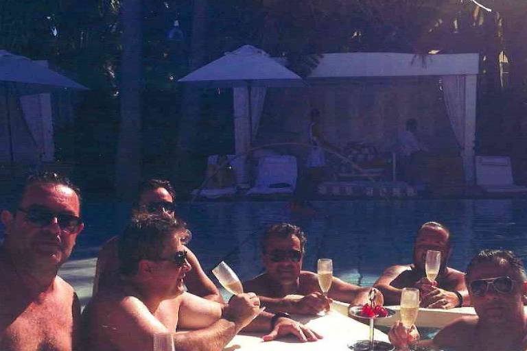 Delator mostra foto de Richa em piscina de Miami com empresários e champanhe