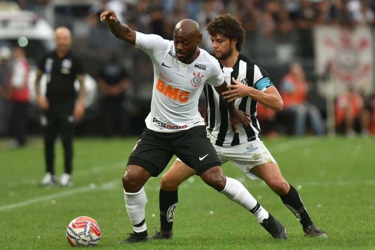 Vagner Love protege a bola de Victor Ferraz no clássico entre Corinthians e Santos