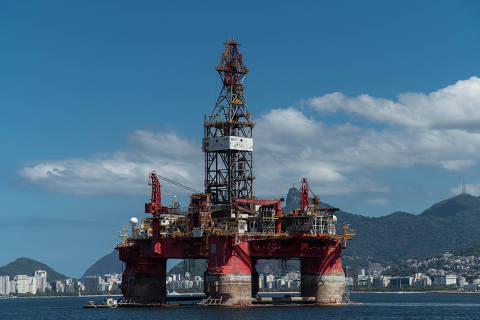 Rio de Janeiro, Rj, BRASIL. 07/09/2018;  Plataformas e navio que estão ancoradas na baía da Guanabara irão para o pré-sal apos grandes petroleiras, como a Shell, retomarem as operações na regiao.   ( Foto: Ricardo Borges/Folhapress)