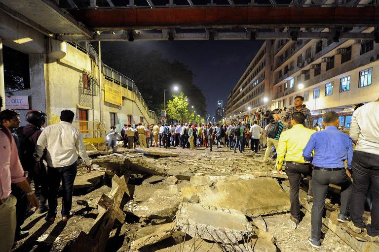 Ponte cai em Mumbai, na Índia