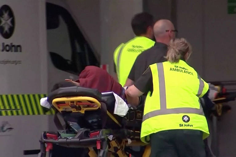 Serviço de emergência carrega pessoa ferida no ataque em Christchurch  