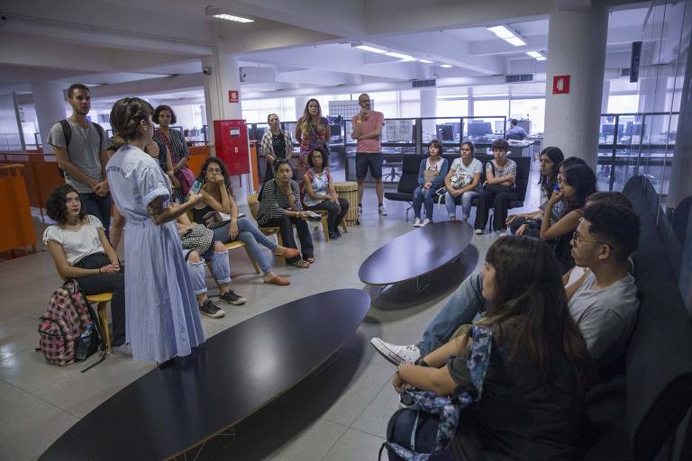 Estudantes e leitores na Folha