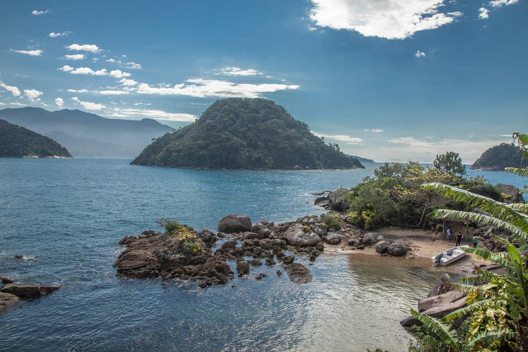 Comunidade dá o peixe e ensina visitante a pescar em praia de Ilhabela