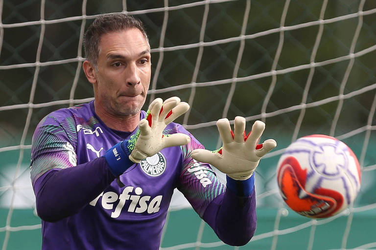 O goleiro Fernando Prass pratica defesa durante o aquecimento no treinamento do Palmeiras na Academia de Futebol.