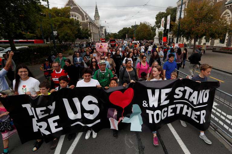 Participantes da "Marcha pelo amor" carregam faixa em que se lê "eles são nós, estamos juntos"