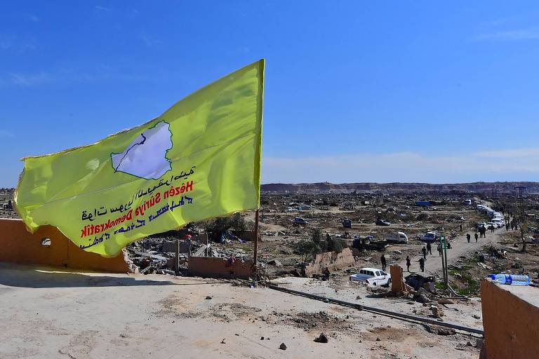 Bandeira da FSD é hasteada no último bastião do Estado Islâmico na Síria, derrotado na manhã deste sábado (23)