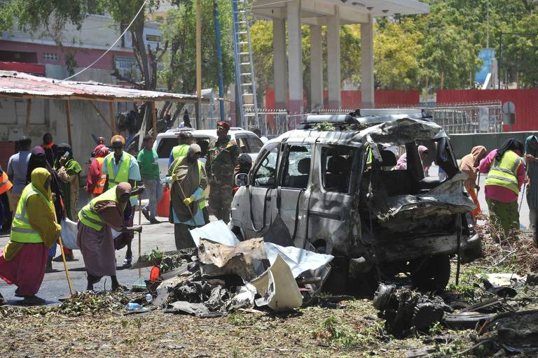 Trabalhadores limpam área no centro da capital somali, após atentado no início de março deste ano. Neste sábado (23), país sofreu outro ataque na mesma área