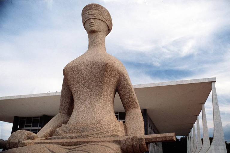 Estátua da Justiça (1961), obra de Alfredo Ceschiatti, na Praça dos Três Poderes, em Brasília 