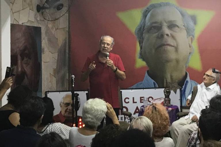 O ex-ministro petista José Dirceu participa de evento de lançamento de sua autobiografia em Ribeirão Preto (SP)