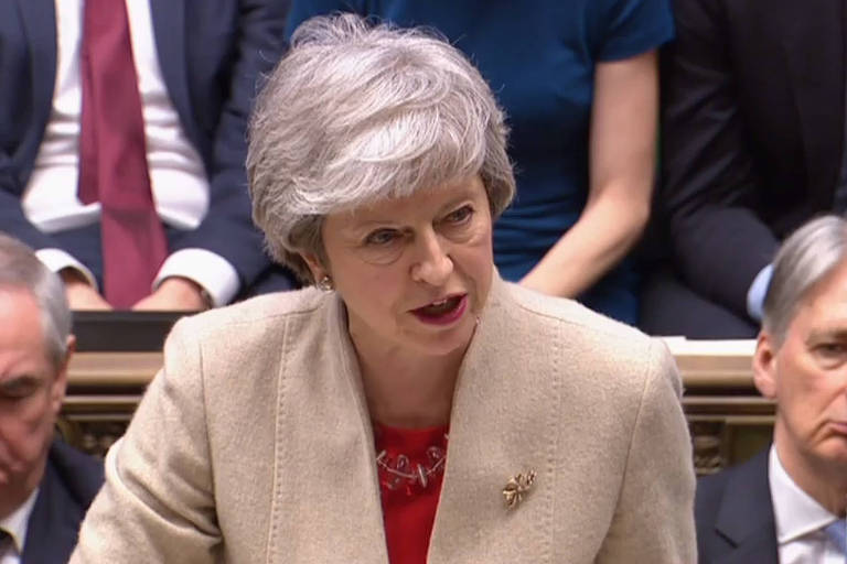 A primeira-ministra Theresa May discursa durante sessão do Parlamento britânico em que o acordo do brexit negociado por seu governo foi rejeitado pela terceira vez 
