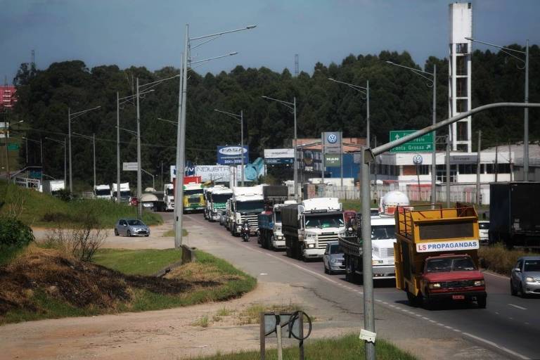 Governo estuda plano de renegociação das dívidas de caminhoneiros, diz ministro