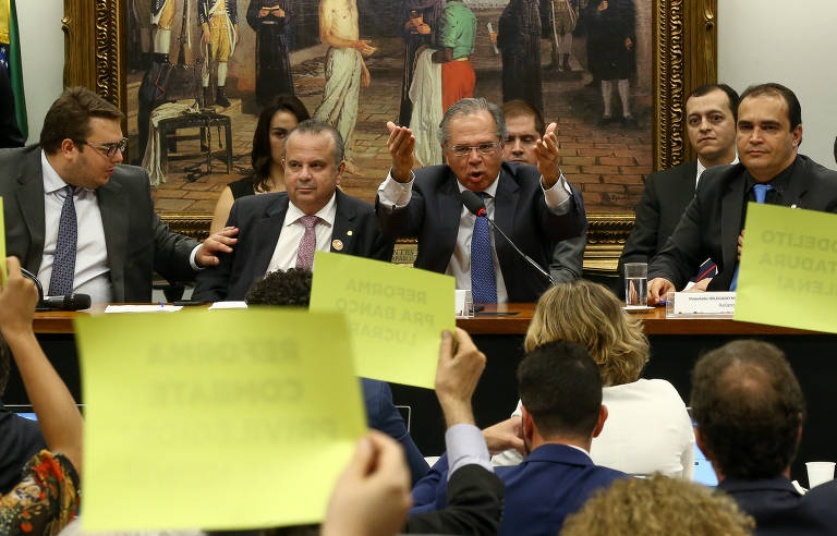 Paulo Guedes participa de sessão na Câmara dos Deputados