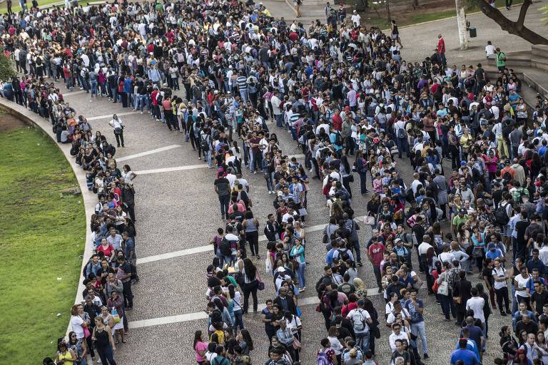 Pessoas à procura de emprego durante mutirão no vale do Anhangabaú, no centro paulistano, em março deste ano