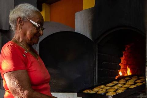 Eulália da Silva Soares, 85, produz o bolinho de arroz conhecido em Cuiabá, que leva mandioca, manteiga, açúcar e coco 