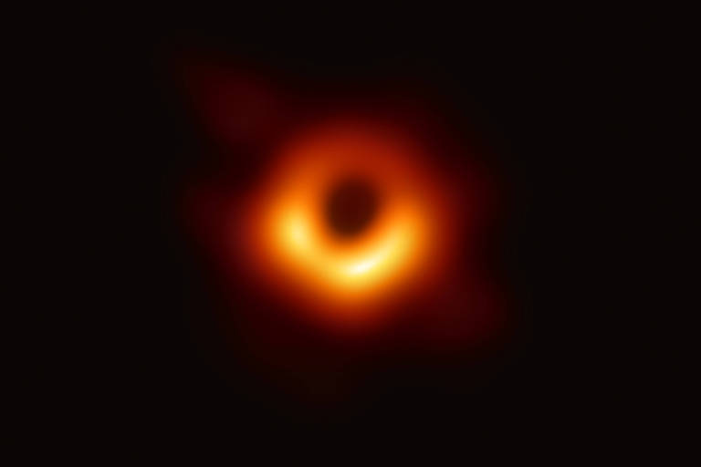 Imagem divulgada em 10 de abril mostra buraco negro ao centro da galáxia M87