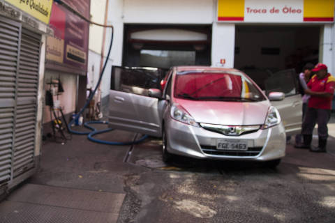 SÃO PAULO, SP, 11.09.2018 - Posto na avenida Angélica, em São Paulo. Os aumentos dos preços da gasolina e do diesel nas refinarias chegaram às bombas na semana passada, segundo a ANP (Agência Nacional do Petróleo, Gás e Biocombustíveis). Após um período de estabilidade, o preço médio da gasolina subiu 1,77% e o do diesel, 3,44%. (Foto: Danilo Verpa/Folhapress)