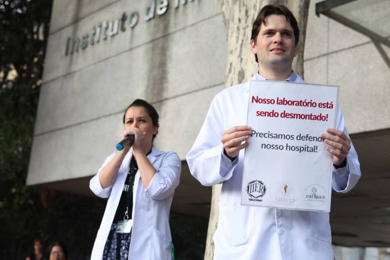 Médico Eder Gatti participa de protesto no Instituto Emílio Ribas