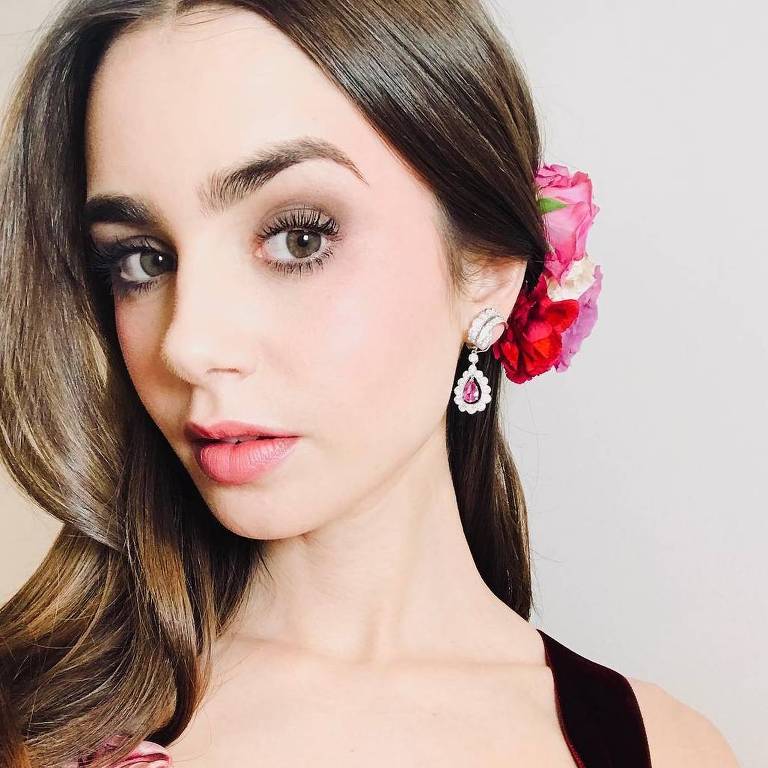 Lily Collins: a atriz britânica não abre mão dos cílios postiços em suas produções de beleza