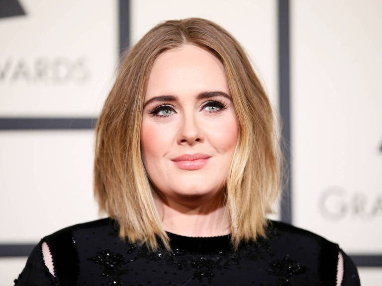 A cantora Adele no 58º Grammy Awards