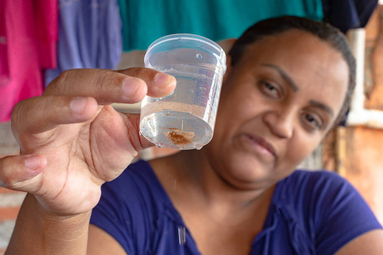 Moradores recebem água amarela e com cheiro de podre na torneira