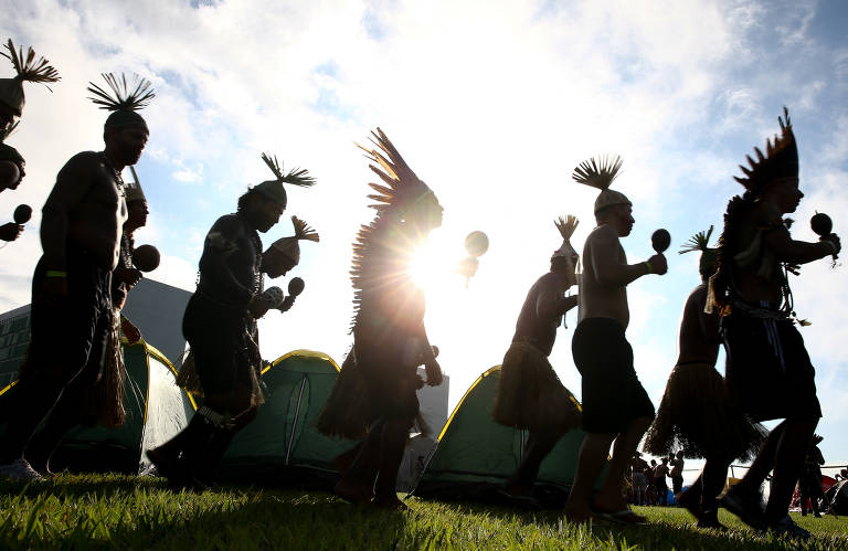 Índios de várias etnias de várias partes do Brasil montam acampamento no gramado da Esplanada dos Ministérios, em frente ao Congresso Nacional. O movimento, chamado Acampamento Terra Livre, acontece todos os anos no mês de abril