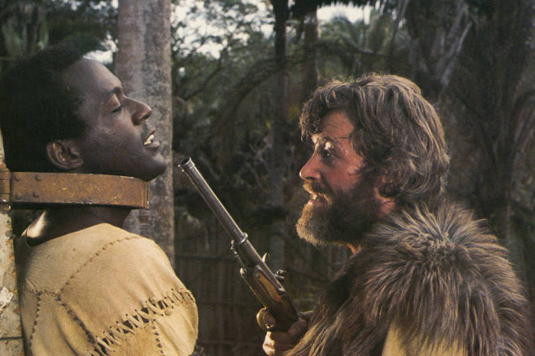 Peter O'Toole and Richard Roundtree em cena de 'Sexta-Feira', adaptação de 'Robinson Crusoé' de 1975