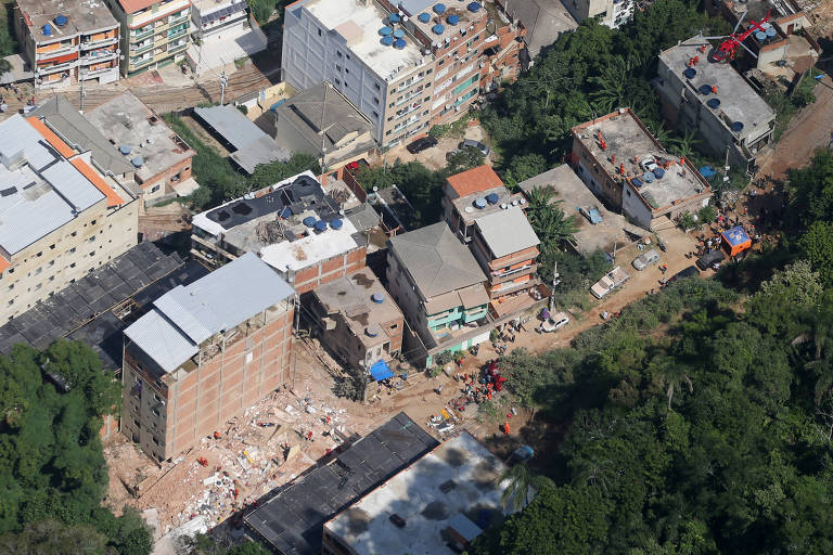 Área em que dois prédios desabaram na comunidade da Muzema, na zona oeste do Rio, em abril deste ano
