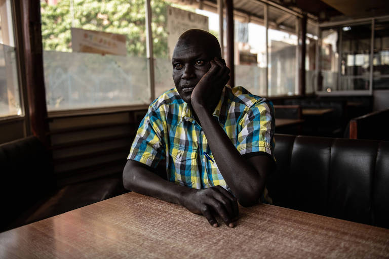 Robert Cheruiyot, quatro vezes vencedor da Maratona de Boston, em um café de Eldoret