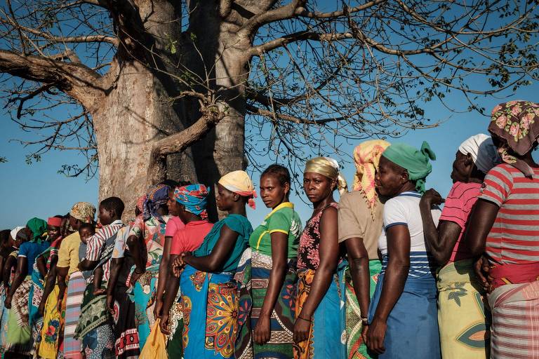 Mulheres em fila para receber ajuda humanitária em Moçambique, após passagem do ciclone Idai 