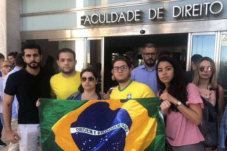 Estudantes brasileiros protestam na entrada da faculdade de direito de Lisboa