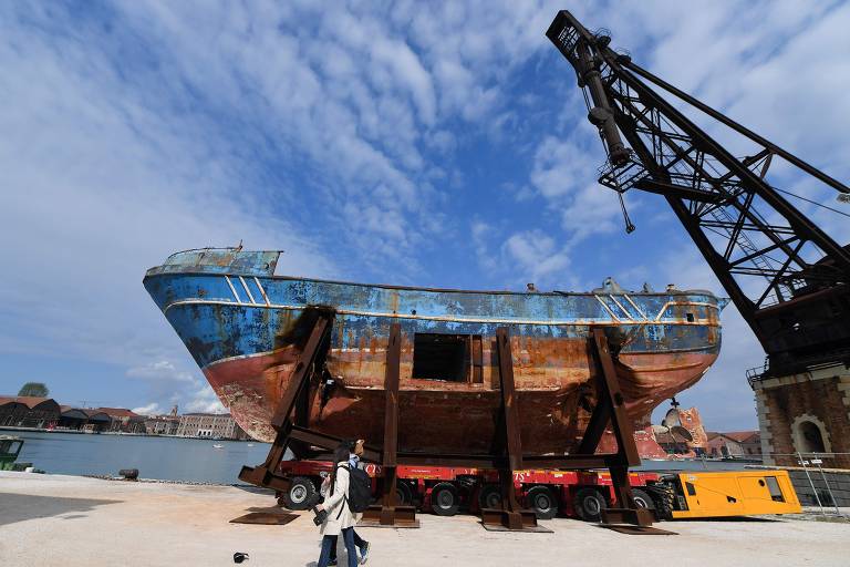 Bienal de Veneza começa com ruína de um mundo tomado por polarização e conservadorismo