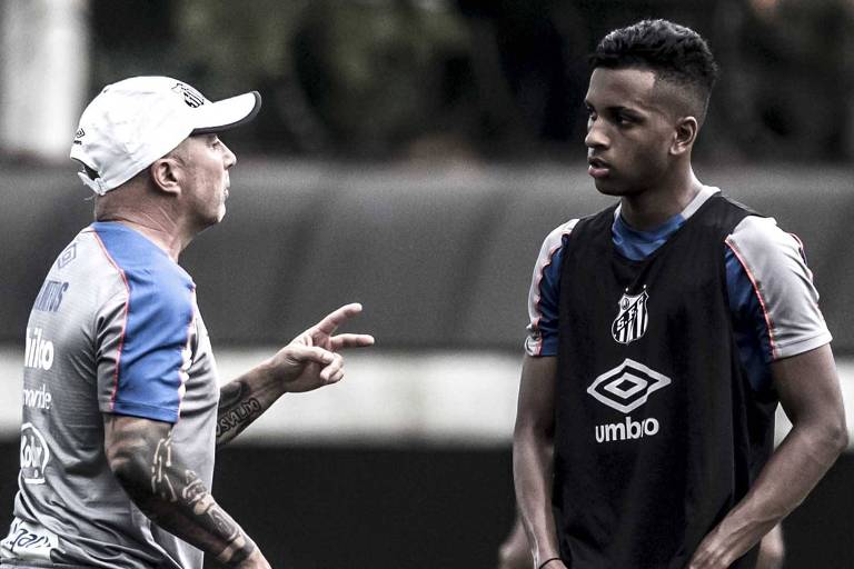 O atacante Rodrygo, que fará os seus últimos jogos pelo Santos antes de se apresentar ao Real Madrid, em
julho, é orientado por Jorge Sampaoli
