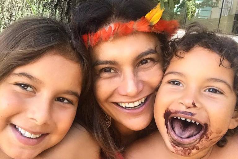 Dira Paes com os filhos, frutos do casamento dela com o diretor de fotografia Pablo Baião