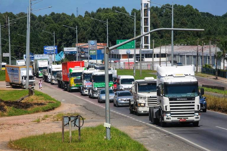 Incluir lucro na tabela do frete dará tão certo quanto políticas de Dilma, diz presidente da CNT