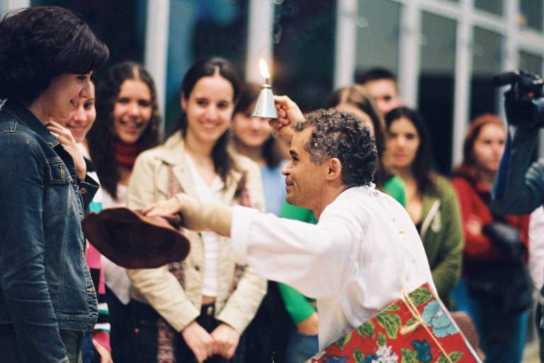 O ator Gero Camilo em cena de sua peça "Procissão", em São José do Rio Preto, em 2004