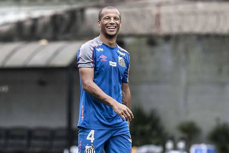 O volante Carlos Sánchez sorri durante treino do Peixe