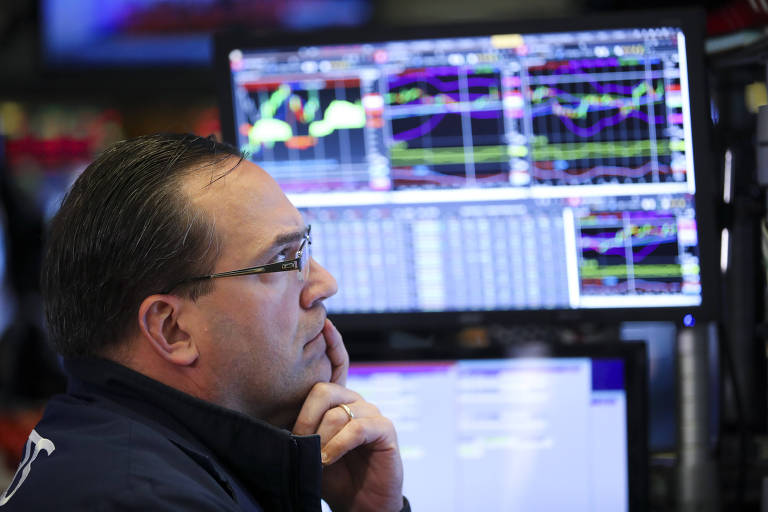 Funcionário da Bolsa de Valores de Nova York; IPOs podem movimentar mais de R$ 40 bilhões nas próximas semanas
