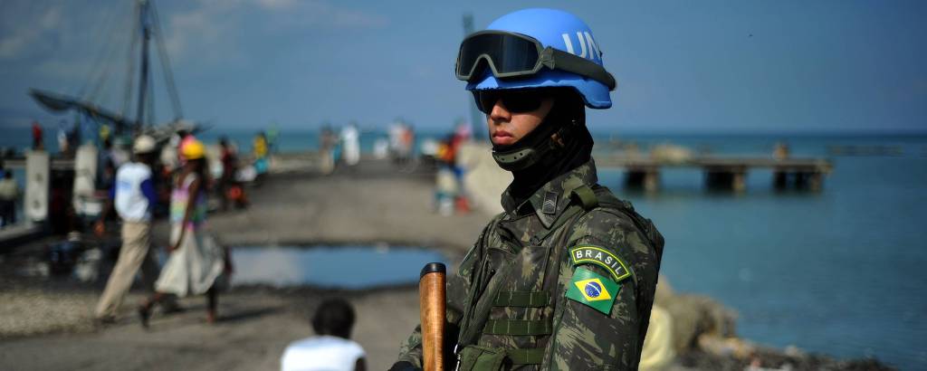 Soldado brasileiro da Minustah durante patrulha na favela de Cité Soleil, em Porto Príncipe