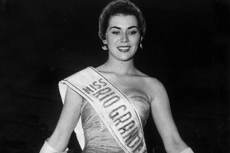 Maria José Cardoso, representante do Rio Grande do Sul, eleita miss Brasil 1956 no Hotel Quitandinha, em Petrópolis (RJ)