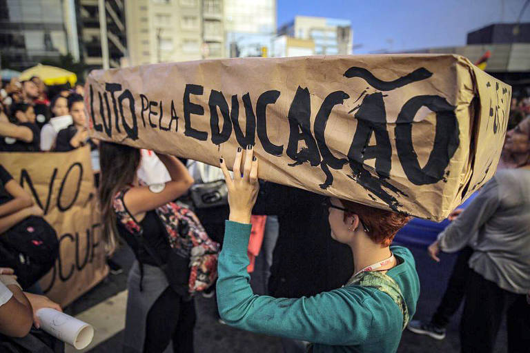 Manifestantes contra os cortes no orçamento da educação realizam ato na tarde desta quinta-feira (30), no Largo da Batata na zona oeste de São Paulo