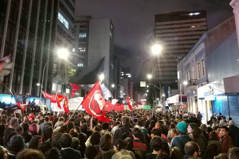 Manifestações a favor da Educação