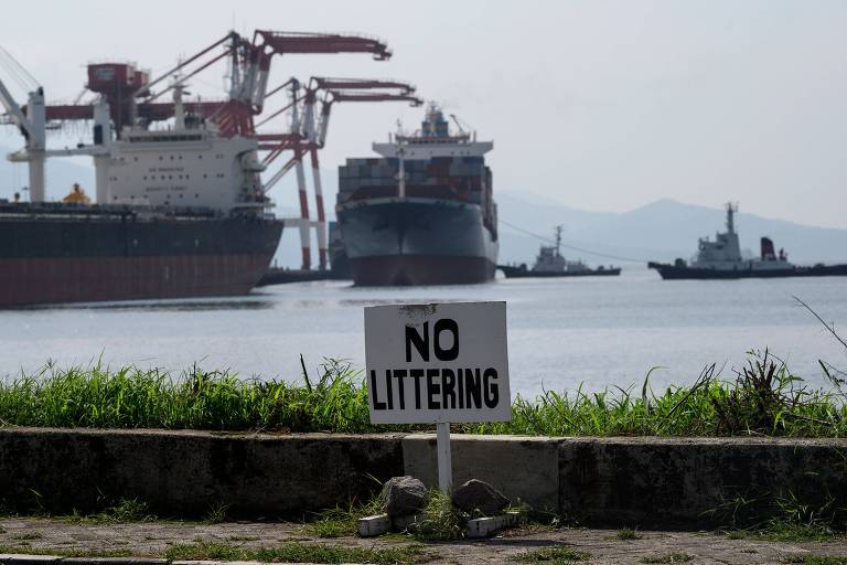 Governo das Filipinas devolve toneladas de lixo ao Canadá